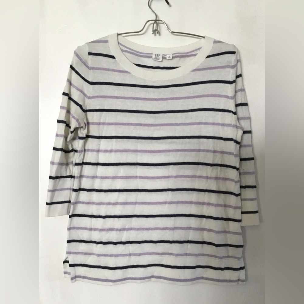 Lightweight 3/4 sleeve sweater.